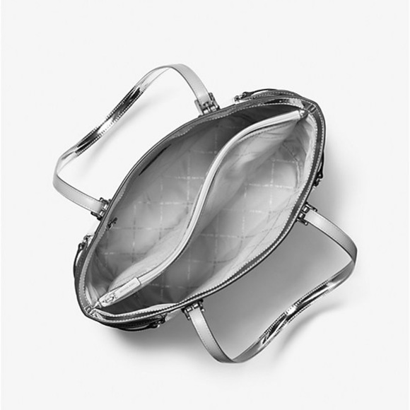 MICHAEL KORS Voyager Large Patent Logo Debossed EW Shoulder Tote Bag
Silver
NWT - Picture 15 of 16